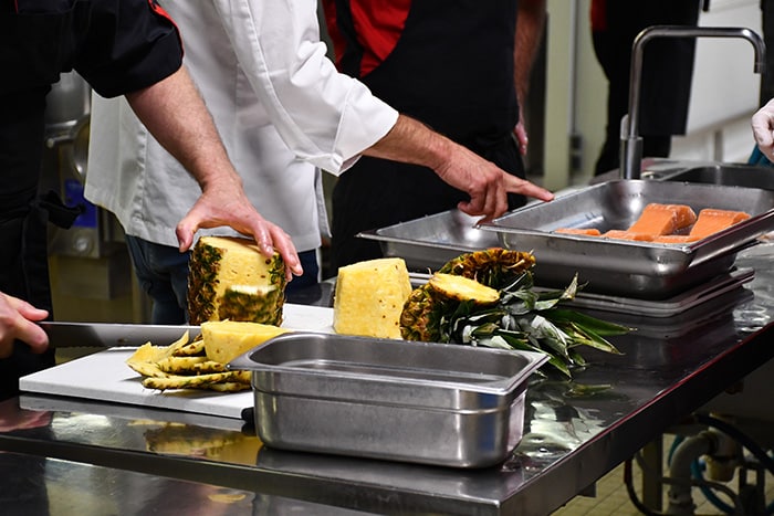 Cuisiniers du Crous lors de la préparation d'un repas.