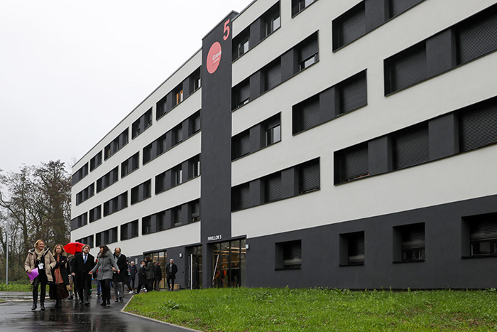 Photographie de la façade du bâtiment nouvellement réhabilité P5 de la résidence universitaire Saulcy.