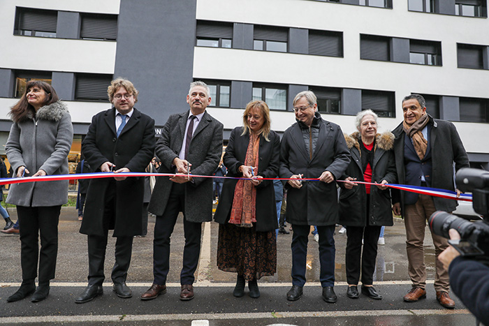 Photographie de la découpe du ruban inaugural pour les bâtiments P1, P2 et P5 de la résidence universitaire Saulcy.