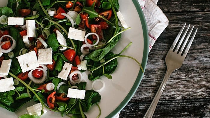 Salade agrémentée dans une assiette.