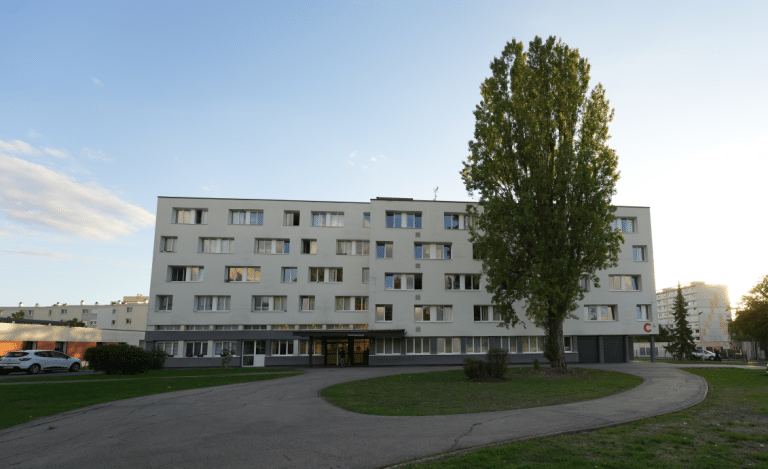 Hébergement courts séjours : des logements à tarif Crous pour une ...