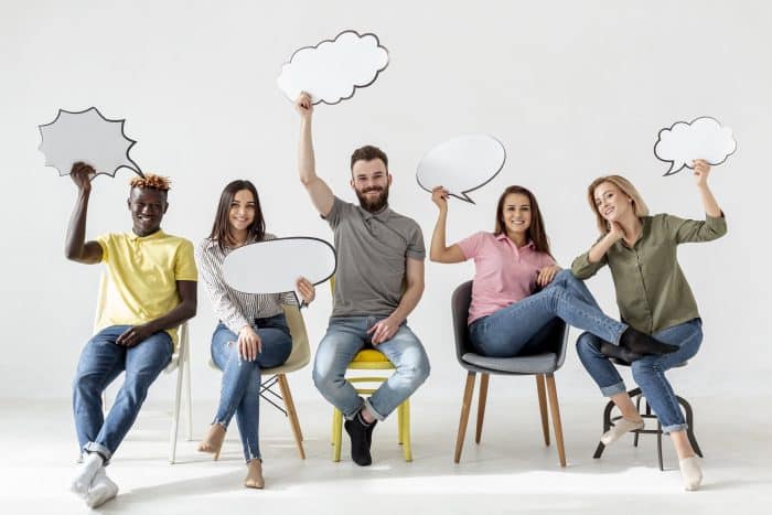Atelier de prévention et de sensibilisation aux VSS 1 low angle friends chairs with chat bubbles1 min